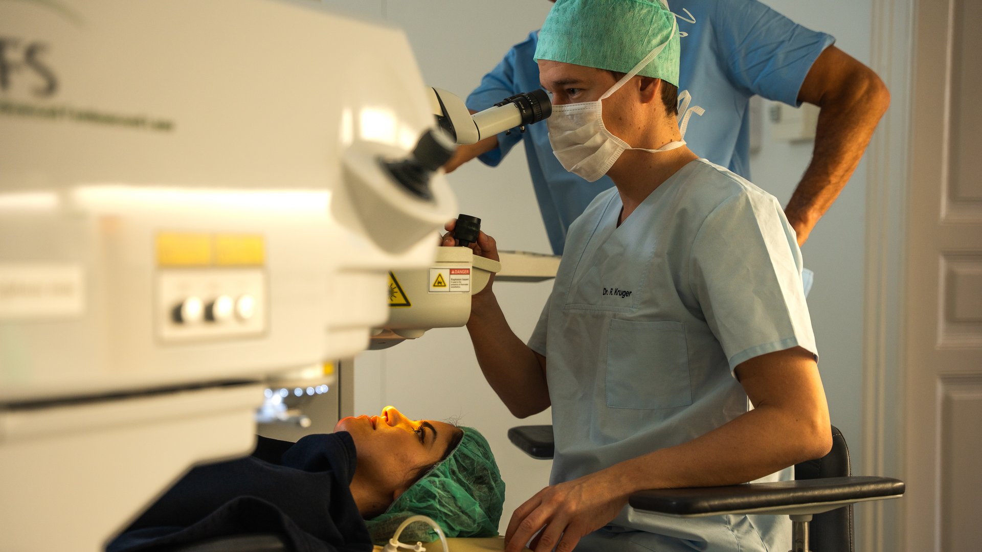 Patientin liegt auf Operationstisch bei Augen-OP