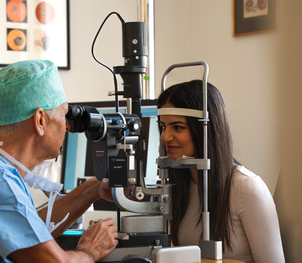 Frau wird beim Augenarzt untersucht