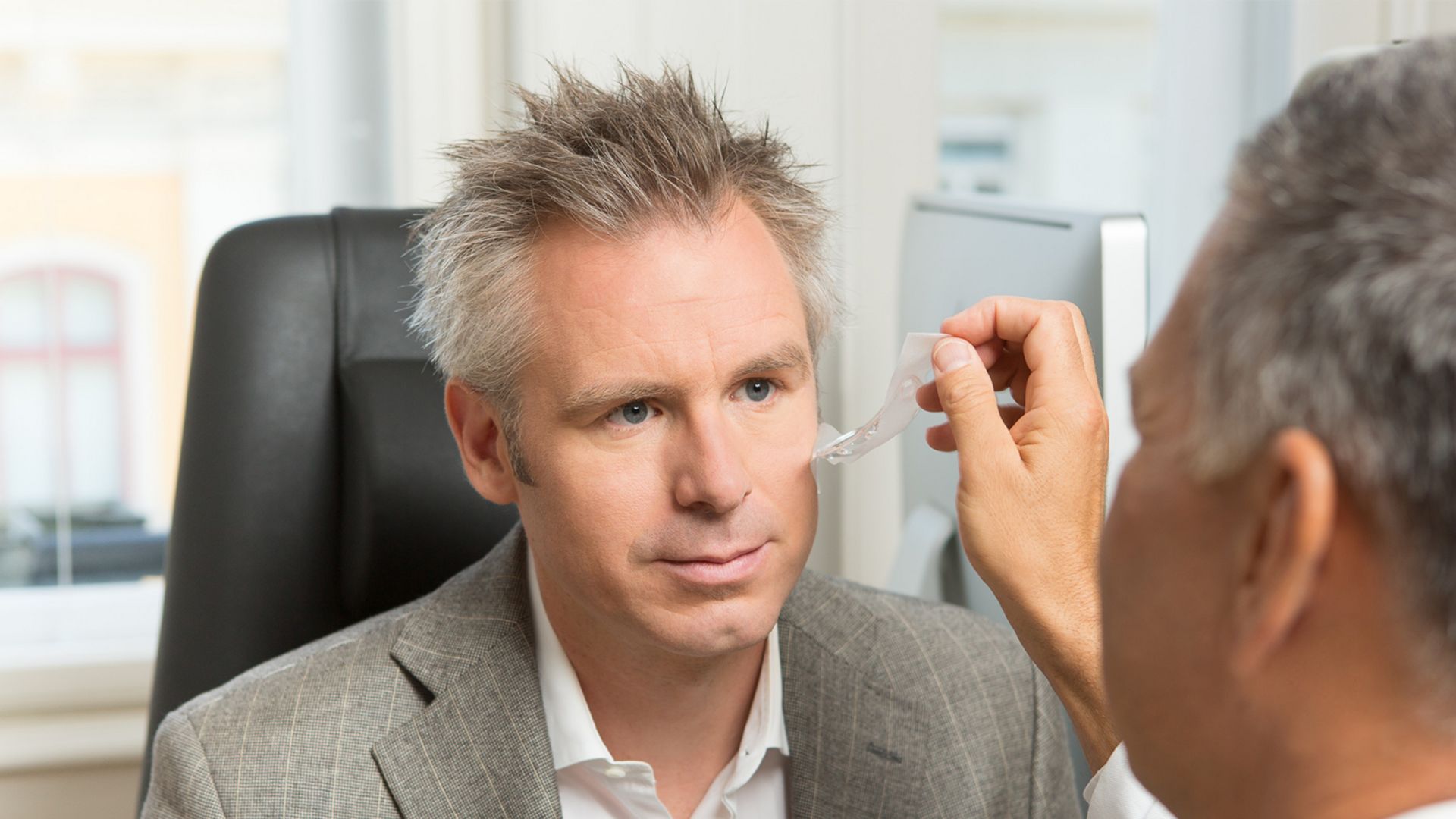 Mann wird am Auge untersucht